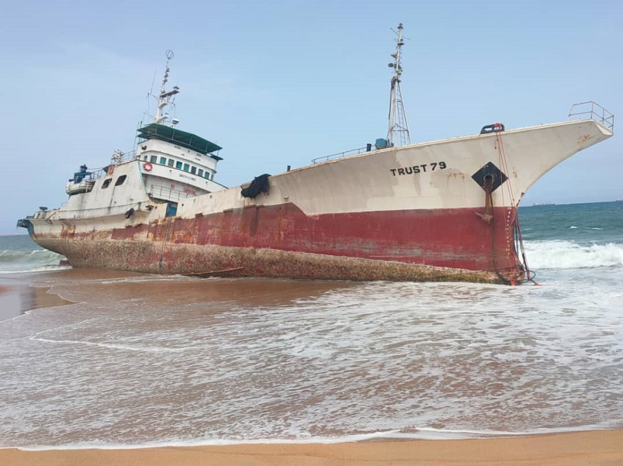 Le navire TRUST 79 échoué sur une plage à Lomé 