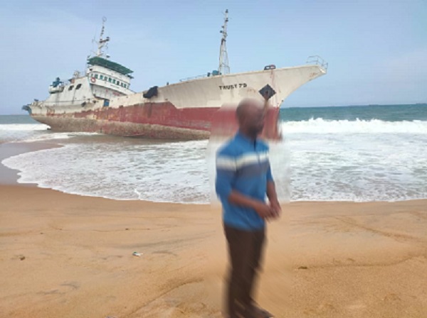 Le navire TRUST 79 échoué sur une plage à Lomé img Original HCM